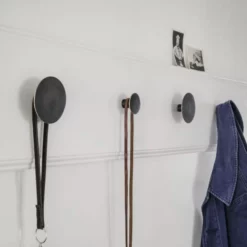 Ferm LIVING Brass Hooks 6 Ferm LIVING Brass Hooks -Hallway Salg ferm living knager brass hook black brass w brass edge large 904698 scaled