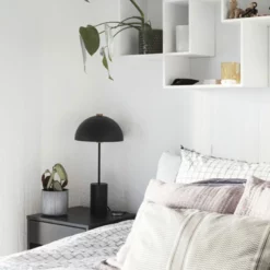 HANDVÄRK Studio Table Lamp -Hallway Salg handvaerk bordlampe handvaerk studio table lamp sort messing base sort skaerm 276134 scaled