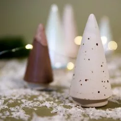 Julie Damhus Ceramic Christmas Tree -Hallway Salg julie damhus julepynt keramik juletrae flat white 9223245 scaled