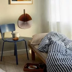 Juna Bæk&Bølge Lines Bedding Set -Hallway Salg juna sengesaet baek boelge lines sengesaet moerk blaa hvid 6205548 scaled