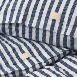 Juna Bæk&Bølge Lines Bedding Set -Hallway Salg juna sengesaet baek boelge lines sengesaet moerk blaa hvid 6412128