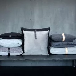 Louise Smærup Velvet -Hallway Salg louise smaerup pude velourpude moerkegraa 50 x 80 cm 2959302 scaled