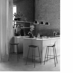 Muuto Fiber Bar Stool - Tube Base -Hallway Salg muuto skammel fiber bar stool 65 wood base silk laeder sort sort 9461015 scaled