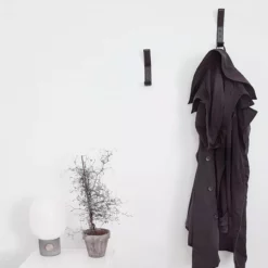 Nordic Function Leather Coat Hook -Hallway Salg nordic function knager leather coat hook sort laeder sort skruer 2 stk 1397174
