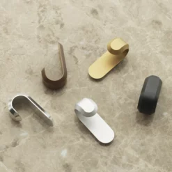 Normann Copenhagen Curve Mini Hooks - 2 Pcs -Hallway Salg normann copenhagen knager curve mini hooks 2 pcs matt gold 7661087