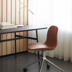 Normann Copenhagen Form Armchair Swivel 4W -Hallway Salg normann copenhagen laenestol form chair swivel 4w 60d33c468c2d7 blaa sort aluminium 1886856 scaled