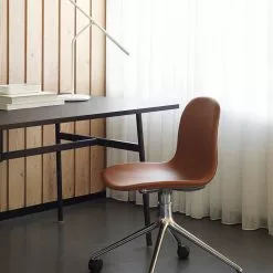 Normann Copenhagen Form Armchair Swivel 4W -Hallway Salg normann copenhagen laenestol form chair swivel 4w 60d33c468c2d7 graa sort aluminium 2305854 scaled