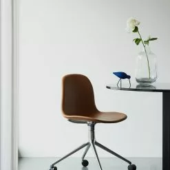 Normann Copenhagen Form Armchair Swivel 4W -Hallway Salg normann copenhagen laenestol form chair swivel 4w 60d33c468c2d7 graa sort aluminium 6964853 scaled