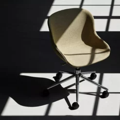 Normann Copenhagen Hyg Chair Swivel 5W Gaslift -Hallway Salg normann copenhagen stol hyg chair swivel 5w gaslift saede oliven stel aluminium 5926105