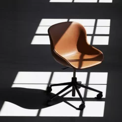 Normann Copenhagen Hyg Chair Swivel 5W Gaslift -Hallway Salg normann copenhagen stol hyg chair swivel 5w gaslift saede oliven stel aluminium 8870090