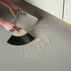 RIG TIG SWEEP-IT -Hallway Salg rig tig fejebakke kost rig tig sweep it fejebakke og kost lysegraa 3812341 scaled