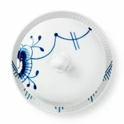 Royal Copenhagen Blå Mega Riflet - Skål Med Låg Og Underkop, 38 Cl -Hallway Salg royal copenhagen skaal blaa mega riflet skaal med laag og underkop 38 cl 38 cl 1185458 scaled