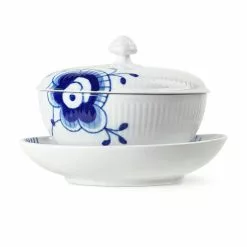 Royal Copenhagen Blå Mega Riflet - Skål Med Låg Og Underkop, 38 Cl -Hallway Salg royal copenhagen skaal blaa mega riflet skaal med laag og underkop 38 cl 38 cl 8277216 scaled