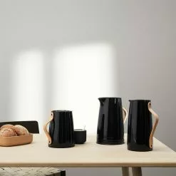 Stelton Emma Vaccum Jug 1,2 L -Hallway Salg stelton termokande emma vaccum jug dark blue 3460351